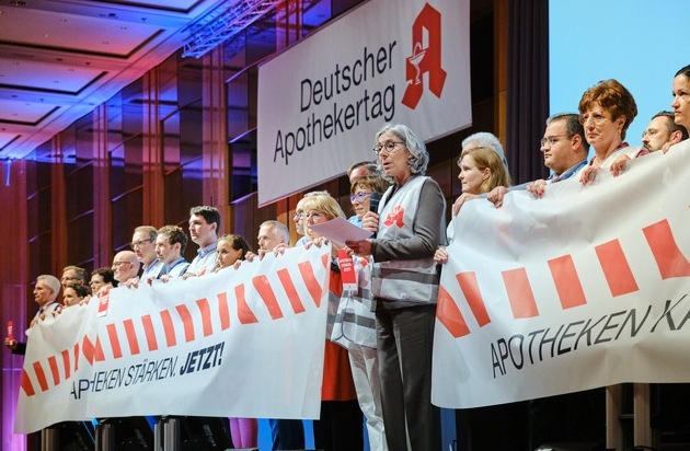 ABDA Bundesvgg. Dt. Apothekerverbände: Deutscher Apothekertag: Apotheken-Betriebsergebnisse sinken weiter - Apothekerschaft beschließt Resolution
