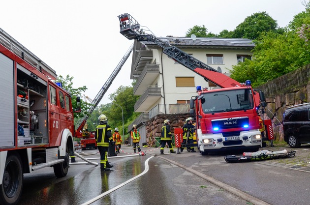 KFV-CW: Dachstuhlbrand in Nagold. Glut frisst sich durch die Dämmung und wird erneut entfacht.