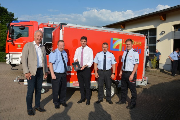 FW LK Leipzig: Übergabe Feuerwehranhänger-Logistik mit Rollcontainer Bahnrettung