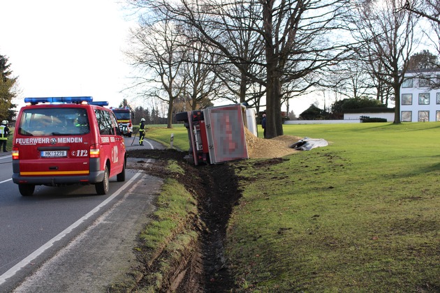 FW Menden: Verkehrsunfall: Umgekippter LKW mit Sandladung