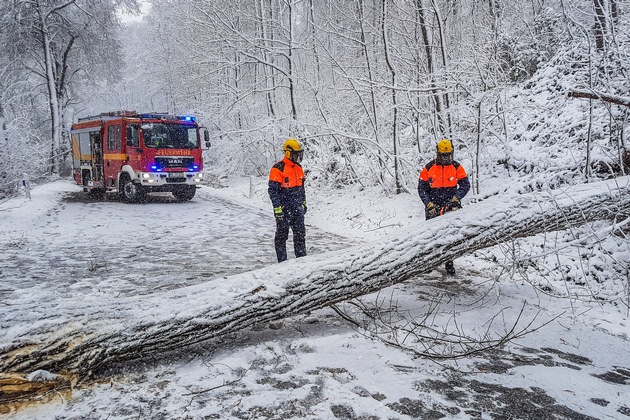 FW-Heiligenhaus: 710-Stunden-Einsatz nach Schneefall (Meldung 28/2017)