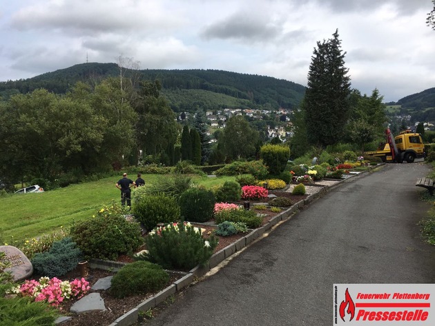 FW-PL: OT-Stadtmitte. Hilfeleistungseinsatz der Feuerwehr nach Eigenunfall am Friedhof Hirtenböhl. PKW fährt über Wiese Böschung hinunter und wird durch Zaun gestoppt. Fahrerin bleibt unverletzt.