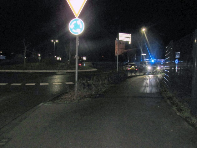 POL-ME: 26-Jähriger Opelfahrer erfasst zwei Fußgänger - Monheim - 20010154