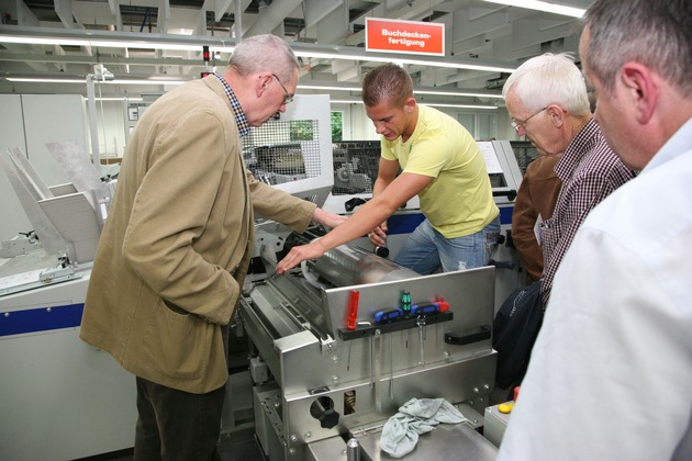 Begehrte Betriebsbesichtigungen im Herbst (mit Bild) / Rund 600 Besucher erlebten die Produktion bei CeWe Color