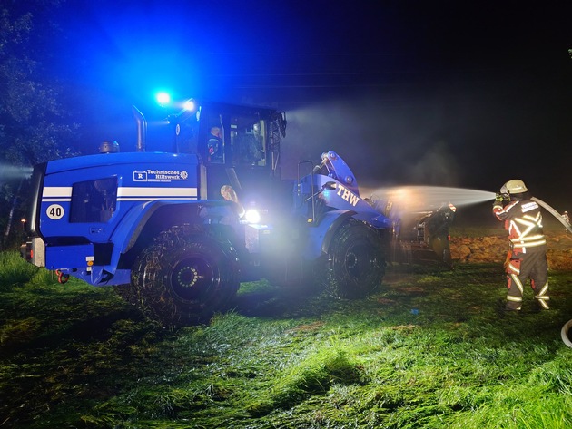 FW Norderstedt: Heuballenbrand im Kampmoorweg