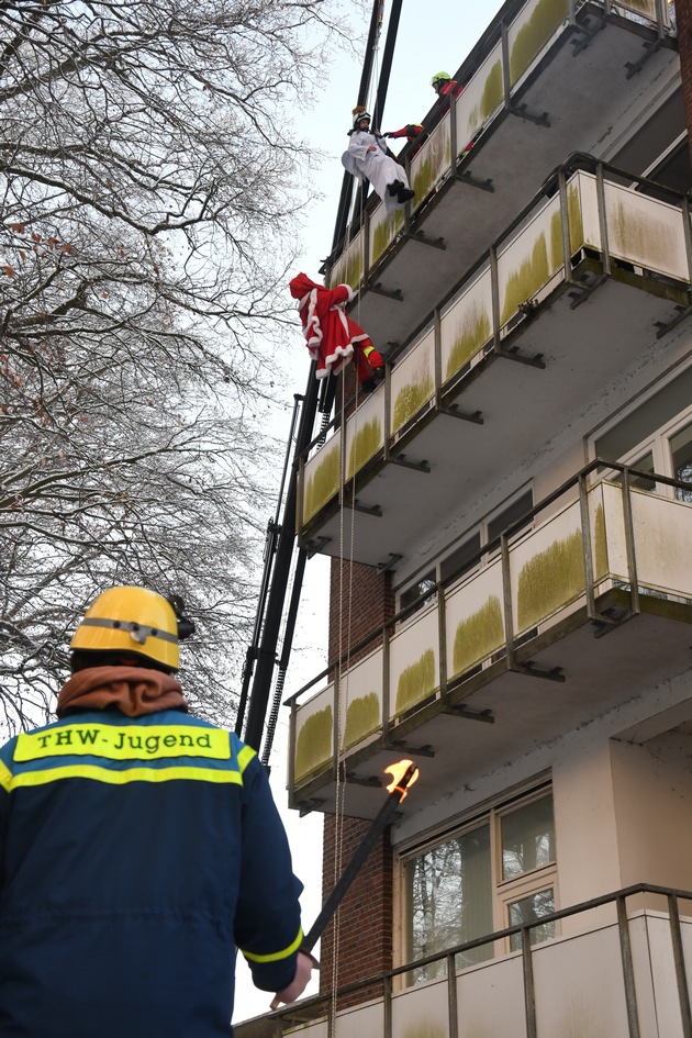 FW-PI: Höhenrettungsgruppe von Feuerwehr und THW Pinneberg überrascht jungen Krankenhauspatienten