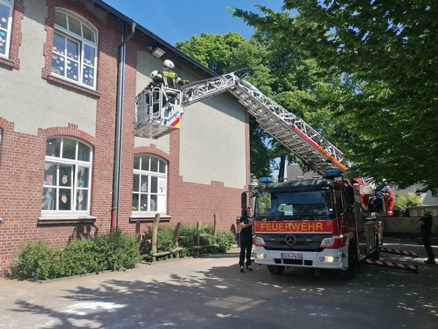 FW Dinslaken: Tierrettung in luftiger Höhe