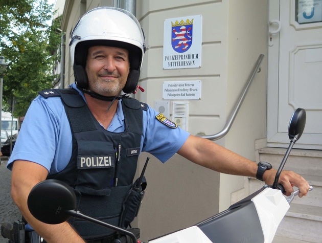POL-WE: Nah am Bürger - Fortbewegung mit modernsten Einsatzfahrzeugen - Schutzmann vor Ort in Bad Nauheim mit &quot;Schwalbe&quot; unterwegs