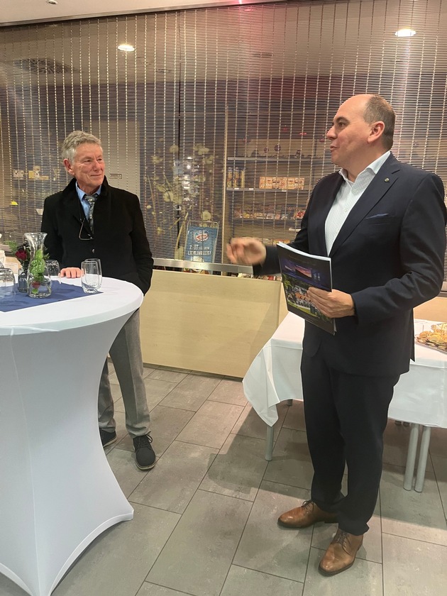 Pressemitteilung: Krankenhaus Lauf würdigt Verdienste von Dr. Gerhard Röhrer