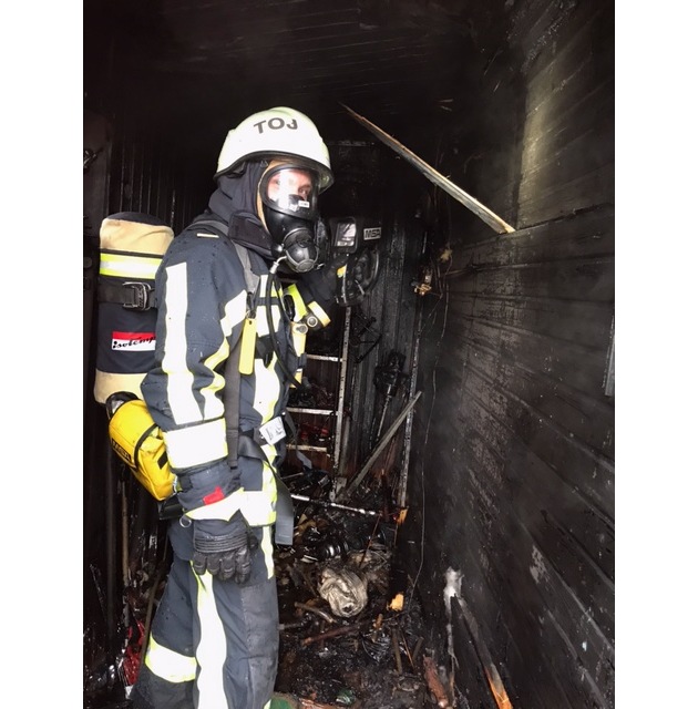 FW-BO: Brennende Gasflasche und Durchzündung überrascht die Feuerwehr