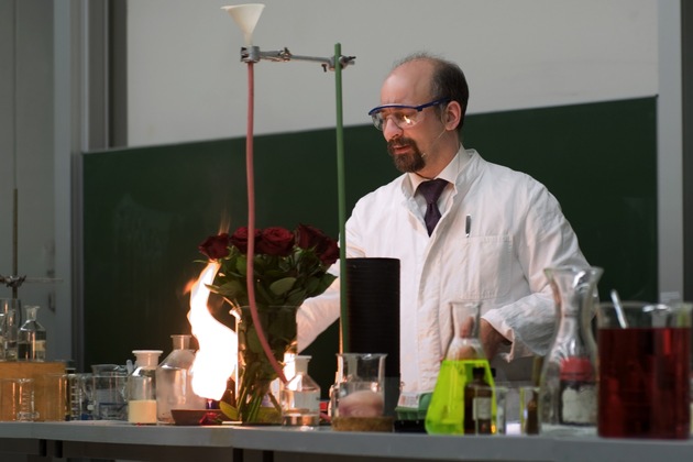 Weihnachtsvorlesung Chemie zeigt Gummibärchen in der Hölle und die leuchtende Essiggurke