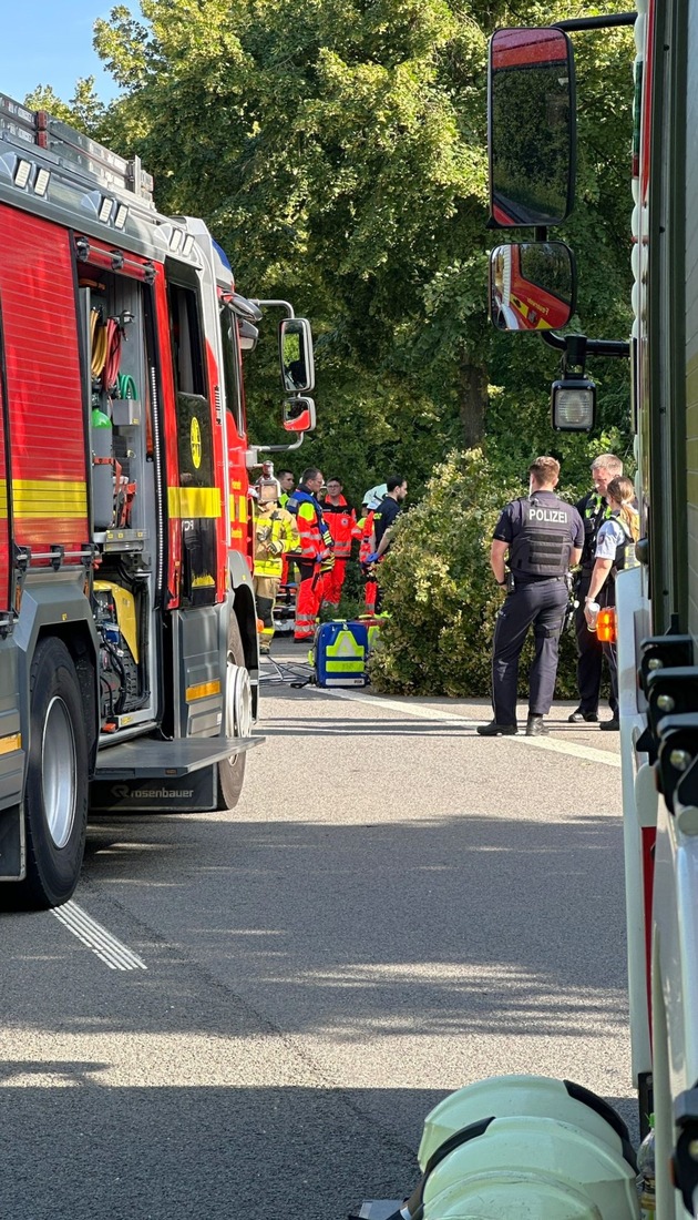 FW Grevenbroich: Feuerwehr Grevenbroich rettet Schwerverletzten aus Autowrack