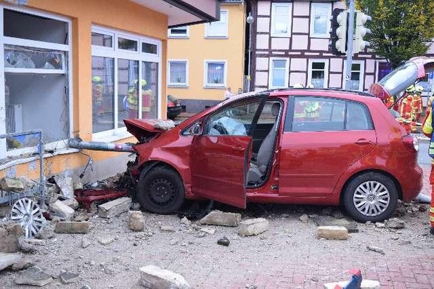 POL-NI: Schwerer Verkehrsunfall mitten in Rodenberg - 87-jährige zum Glück nur leicht verletzt