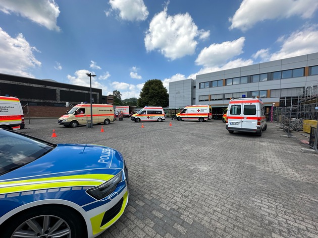 FW VG Westerburg: Reizgasverdacht an Westerburger Realschule - 22 Personen waren betroffen