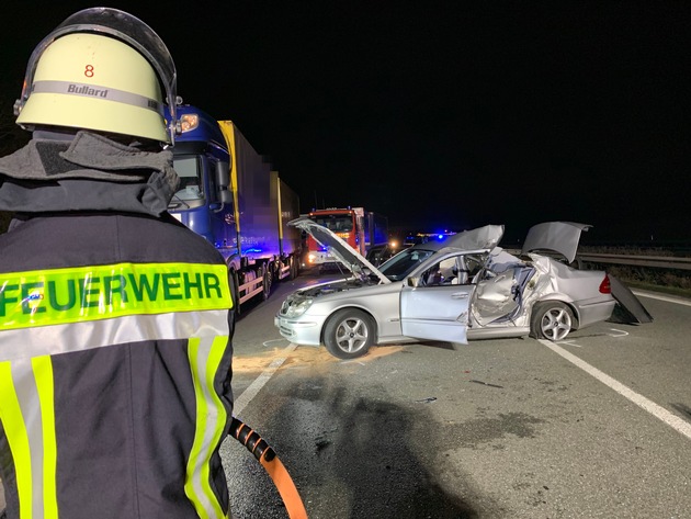 FF Bad Salzuflen: Zwei Menschen bei Unfall mit Lkw verletzt / Feuerwehr Bad Salzuflen muss erneut auf die Autobahn 2 in Fahrtrichtung Hannover ausrücken