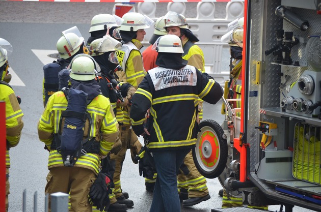 POL-STD: Großalarm für Feuerwehr und Polizei in der Stader Innenstadt - Gasgeruch in Arztpraxis stellte sich zum Glück als ungefährliches Reinigungsmittel heraus