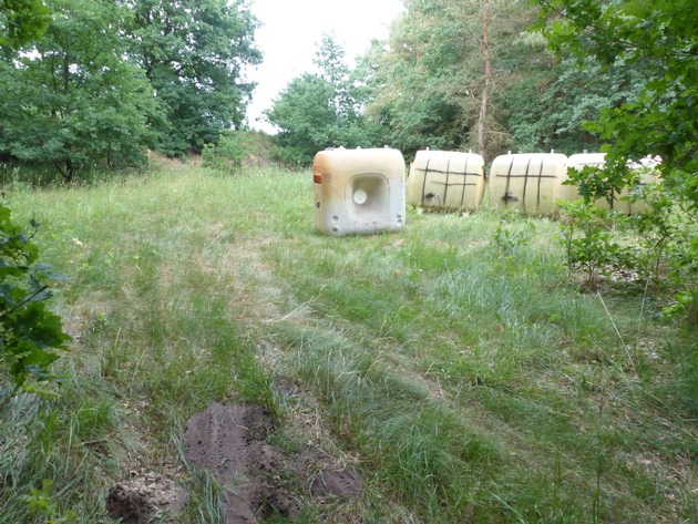 POL-CUX: Heizöltanks im Wald entsorgt