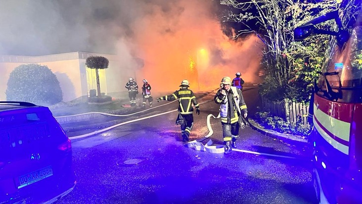 FW-DO: PKW in Vollbrand - Brandausbreitung auf Wohnhaus konnte verhindert werden