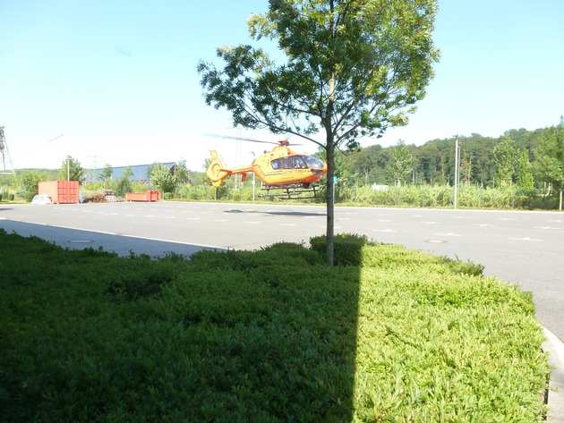 FW Dinslaken: Rettungshubschrauber landet auf Parkplatz der Feuerwache