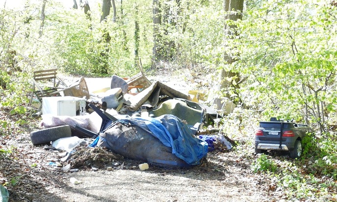 POL-UL: (GP) Geislingen - Rund 15 Kubikmeter Unrat, Holz und Abf&auml;lle aus Geb&auml;uderenovierung im Wald entsorgt / Bei Ermittlungen wegen einer Umweltstraftat bei Geislingen hofft die Polizei jetzt auf Hinweise.