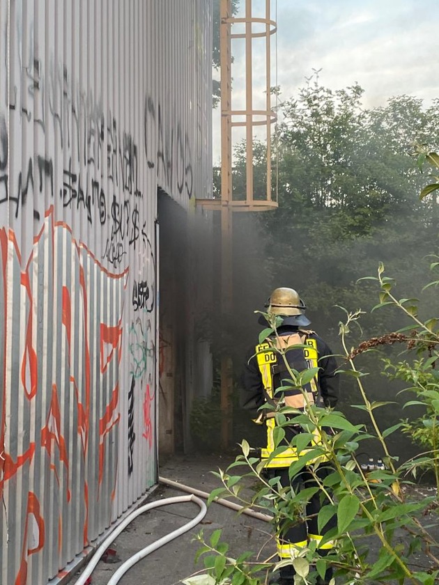 FW-DO: Feuer in Dortmund-Huckarde Starke Rauchentwicklung aus einer Halle