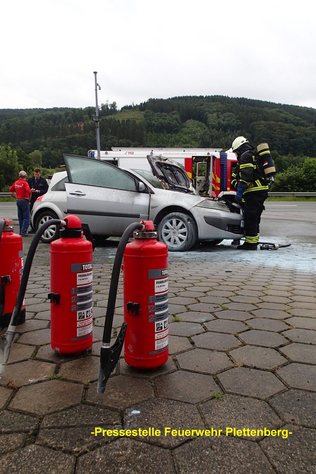 FW-PL: Plettenberg/Herscheid. Fahrzeugbrand auf Tankstellengelände. Feuerwehrmann im Ruhestand hielt Brand bis zum Eintreffen der Kollegen unter Kontrolle.