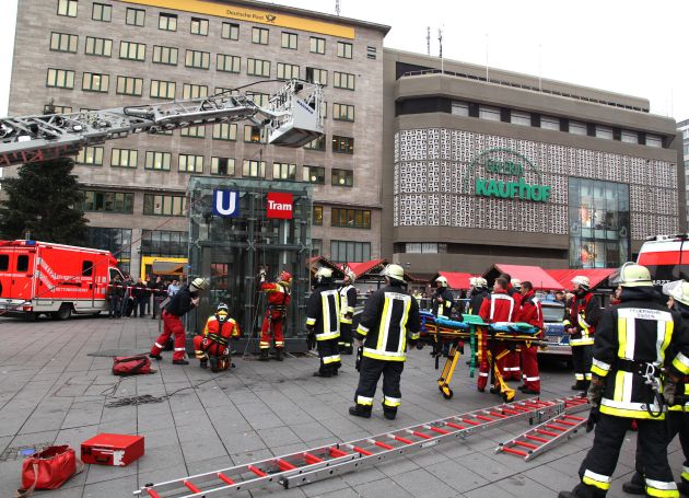 FW-E: Mann stürzt in Lüftungs-und Versorgungsschacht, Höhenretter befreien ihn aus dem Schacht