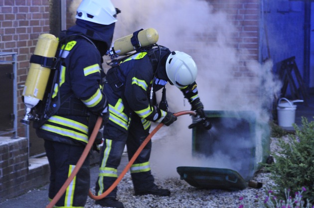 FW-KLE: Brand in Garage und Wasserschaden durch Regenfälle