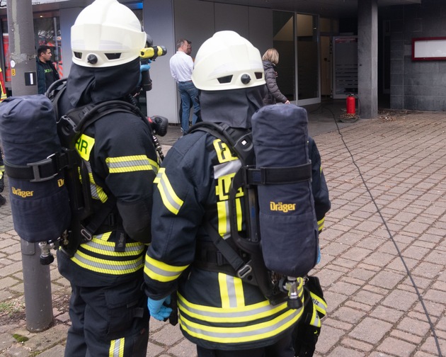 FW-OE: Rauchentwicklung im Keller - mehrgeschossiges Gebäude geräumt