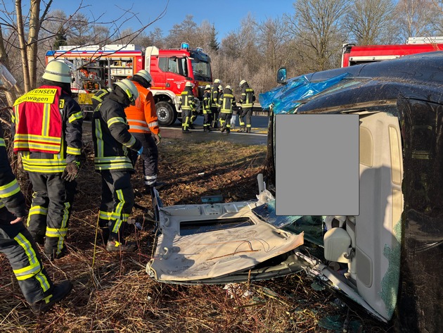 FW-ROW: Schwerer Verkehrsunfall auf der Autobahn 1: Fahrerin von Feuerwehr befreit