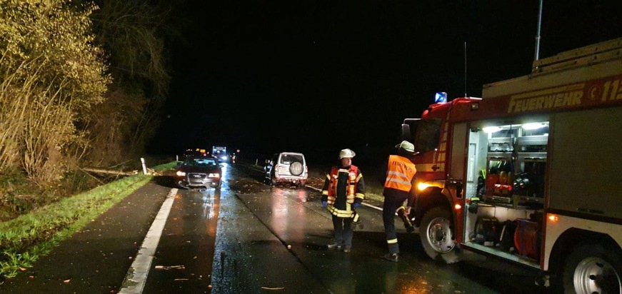 FW-WRN: FLÄCHE_Prio_2 - LZ1 - PKW über Baum gefahren. 5 Beteiligte Personen, Unklar ob Verletzte