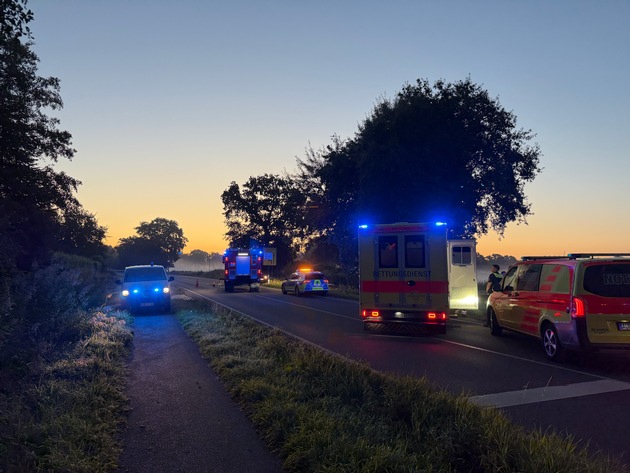 FW-AUR: Wagen von Bundesstraße in Graben gefahren