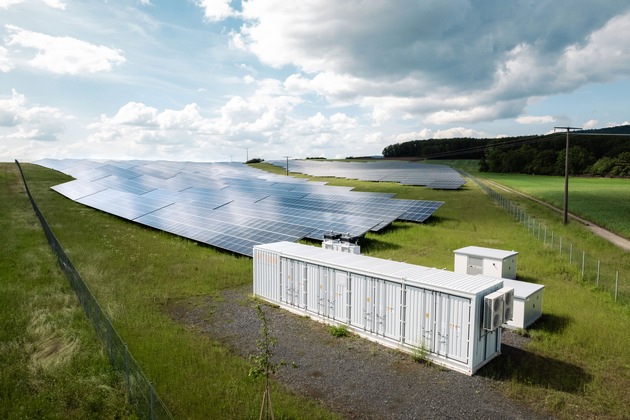 MaxSolar und DB Energie schließen ersten Hybrid-PPA für förderfreie Anlagenkombination