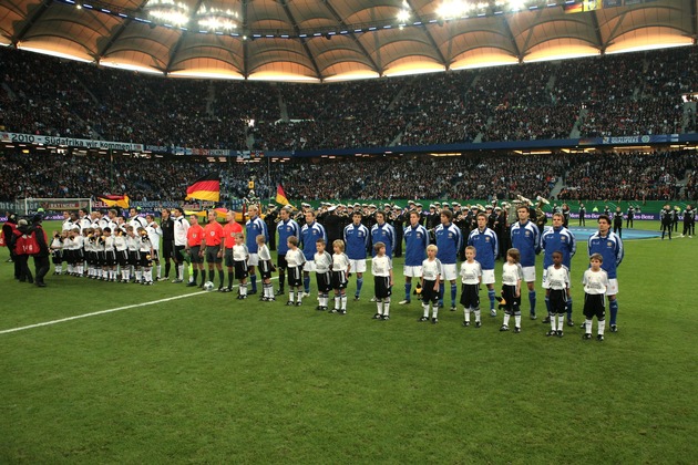 Deutsche Marine - Bilder der Woche: Besonderer Auftritt für die Musiker der Marine - Nationalhymnen bei Fußball-WM-Qualifikation gespielt