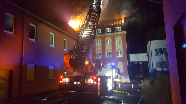 FW-AR: 119 Einsatzkräfte bei Dachstuhlbrand am ehemaligen Kloster in Oeventrop im Einsatz: Feuerwehr kann mit massivem Löschangriff ein Übergreifen verhindern