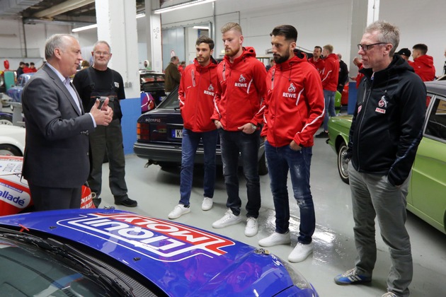 Mannschaft und Trainer des 1. FC Köln zur Autogrammstunde und Werkführung bei Ford (FOTO)