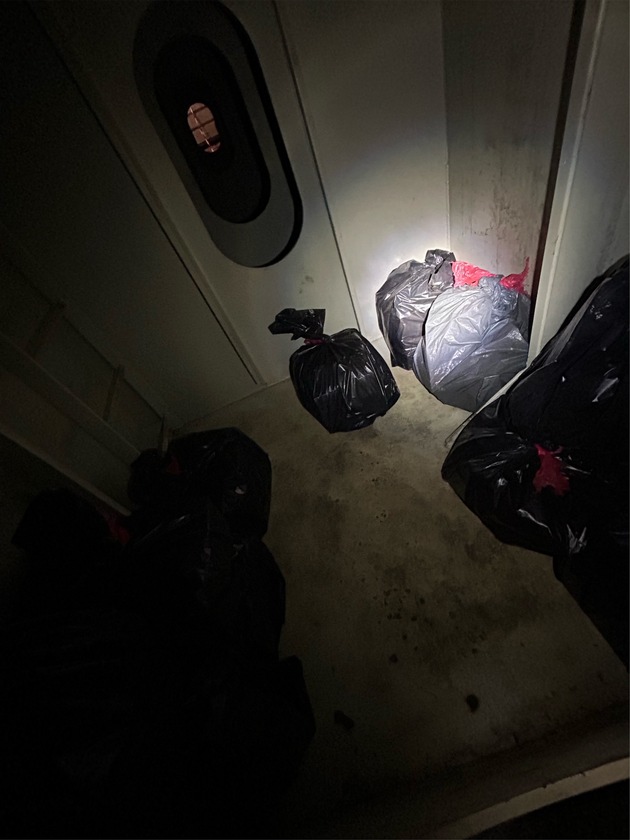 HZA-HH: Versteck an Bord: Hamburger Zoll stoppt Zigarettenschmuggel