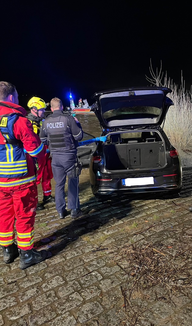 FW Xanten: PKW im Rhein - Aufwändige Bergung