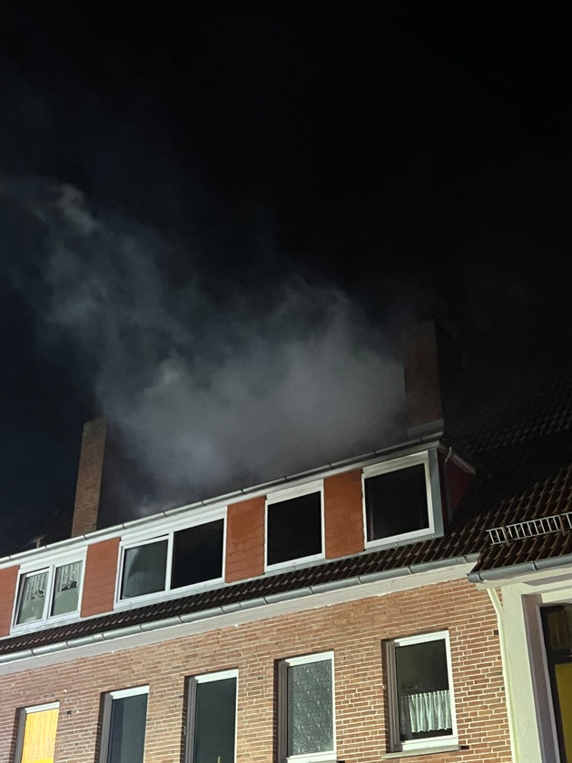 FW-PLÖ: Wohnungsbrand in Mönkeberg, personalintensive Brandbekämpfung im Dachbereich