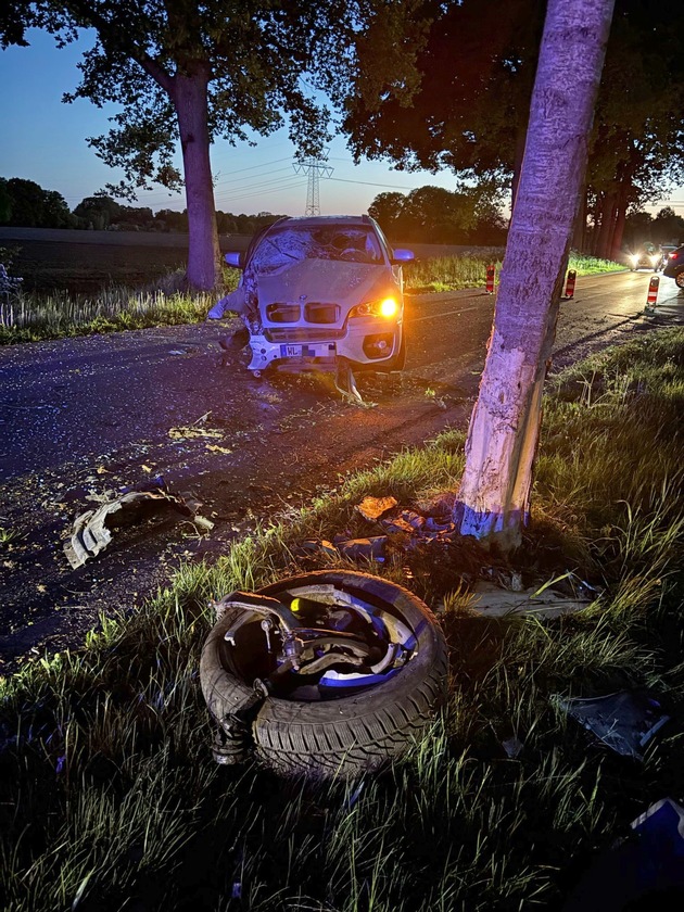 POL-STD: Autofahrer kommt unter Alkoholeinfluss von der Straße ab und prallt gegen mehrere Bäume - Fahrer flüchtet zunächst zu Fuß - Fotos