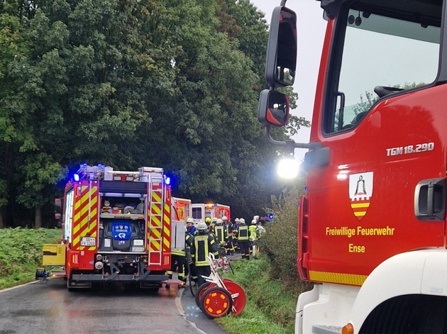 FW Ense: Familie nach Verkehrsunfall in PKW eingeschlossen / Feuerwehr übernimmt technische Rettung