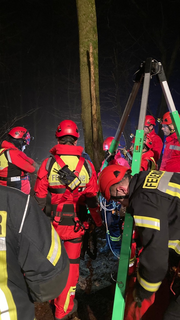 FW Minden: Feuerwehr und Polizei untersuchen unbekannte Gegenstände - Einsatz der Höhenrettungsgruppe Espelkamp
