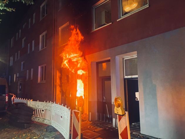 FW-E: Nächtlicher Brand in einem Mehrfamilienhaus - zehn Personen in Notunterkunft untergebracht