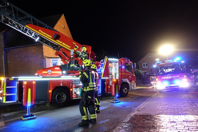 FW-HEI: Feuer in einem Mehrfamilienhaus - Brand wird mir zwei Drehleitern gelöscht