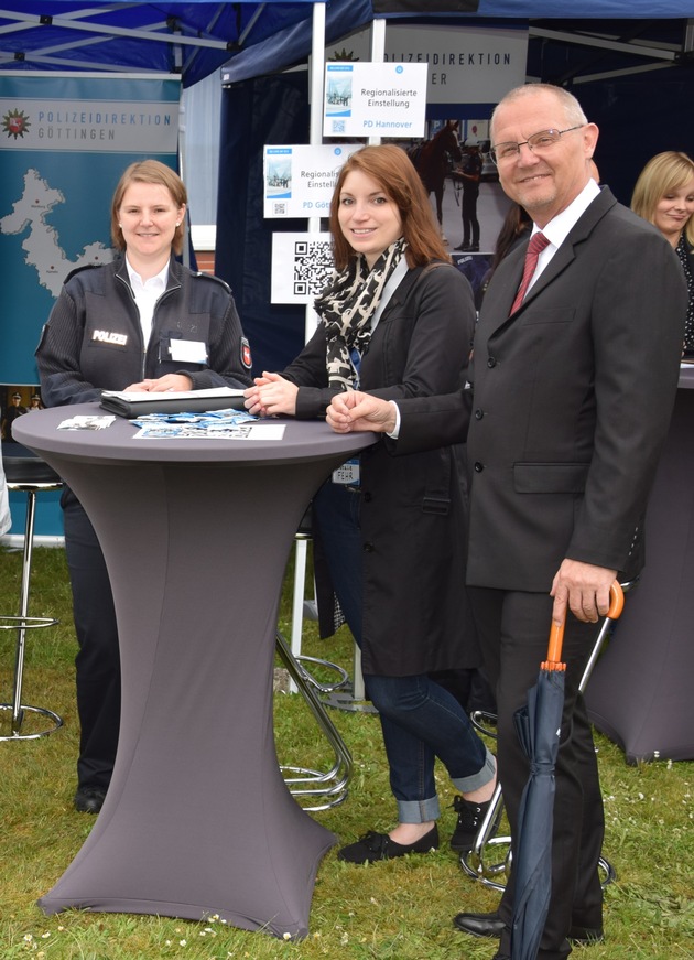 POL-GOE: Welcome-Day der Polizei Niedersachsen - Polizeipräsident Uwe Lührig (Polizeidirektion Göttingen) und &quot;Patin&quot; Natalie Fehr sind begeistert