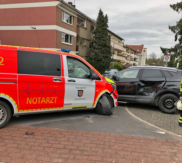 POL-ME: Hoher Sachschaden nach Unfall unter Beteiligung eines Notarztfahrzeuges - Langenfeld - 2204029