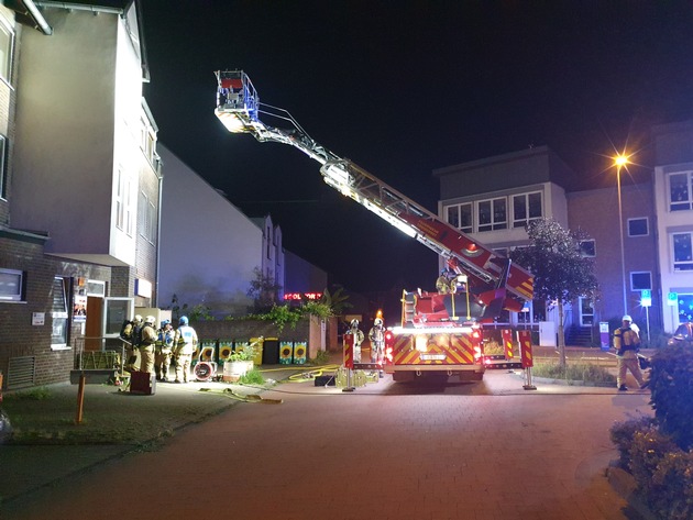 FW Tönisvorst: Brand im Maschinenraum eines PKW - Aufzuges