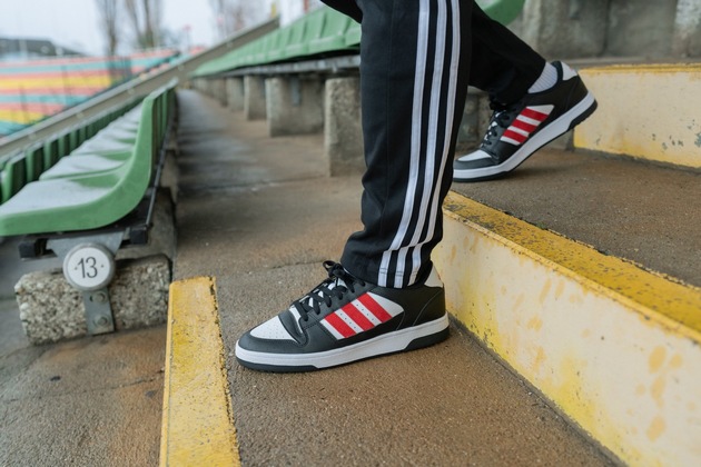 Karrierestart dank DEICHMANN-Schuhen – Ridle Baku blickt in der neuen Sport-Kampagne von DEICHMANN in Kooperation mit Adidas auf die Anfänge seiner Fußball-Karriere zurück
