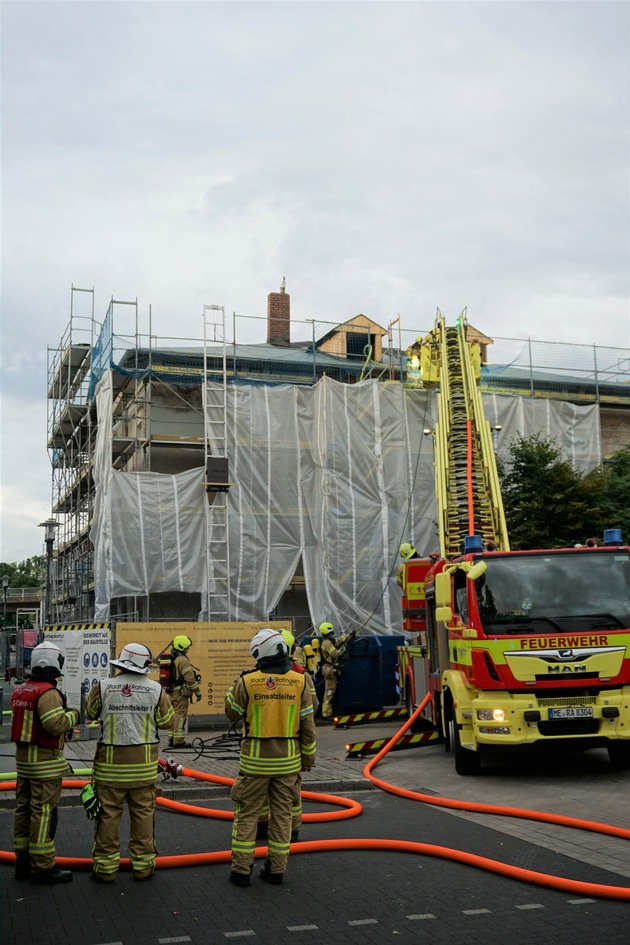 FW Ratingen: Rauchentwicklung aus Dachstuhl des Ostbahnhofes löst größeren Feuerwehreinsatz aus