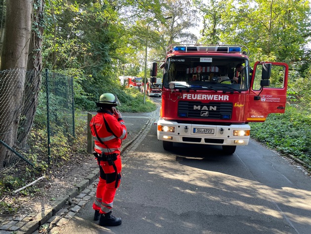 FW Königswinter: Heißwassergerät brennt im Keller eines Hauses in Königswinter